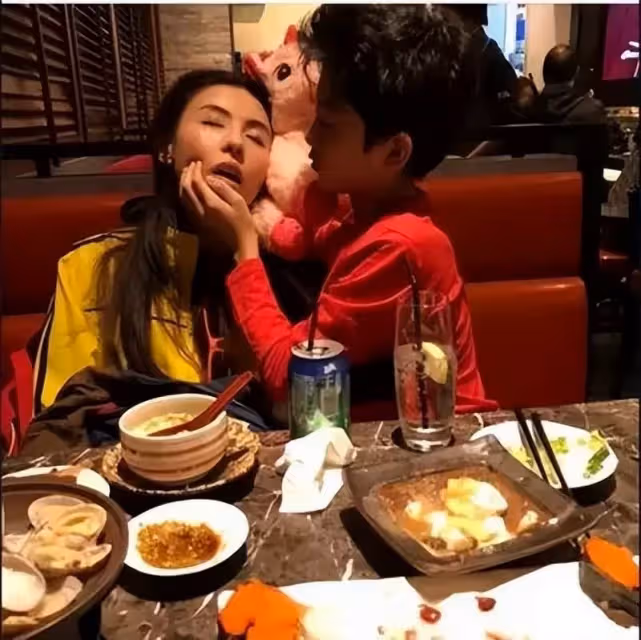 張柏芝倆兒子近照曝光!一個像爸一個隨媽,母子同框慶生超幸福,網友:張柏芝幸福得笑彎了嘴角