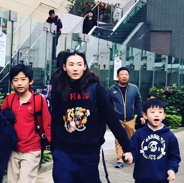 張柏芝倆兒子近照曝光!一個像爸一個隨媽,母子同框慶生超幸福,網友:張柏芝幸福得笑彎了嘴角