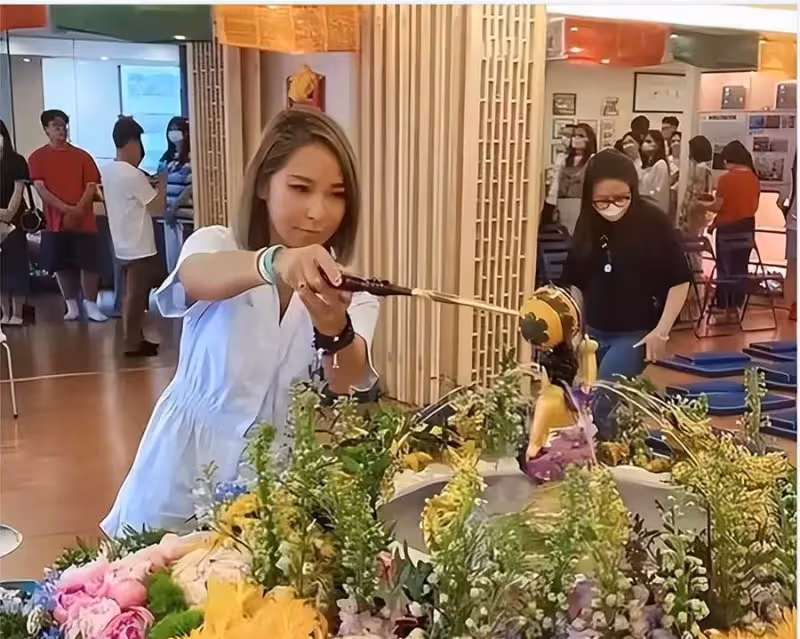 吳佩慈分享美食，向外界展現奢華的生活，比洗米嫂過得滋潤
