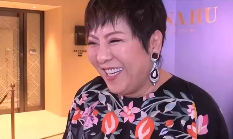 郭碧婷待產爸爸幫帶娃,小奶皇打扮樸素擼貓,側臉肉嘟嘟超可愛