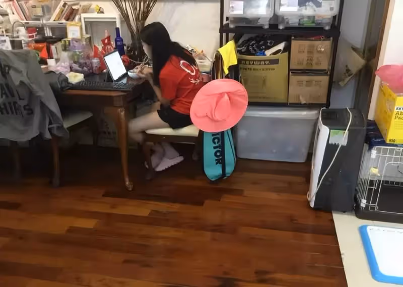 郭碧婷待產爸爸幫帶娃,小奶皇打扮樸素擼貓,側臉肉嘟嘟超可愛