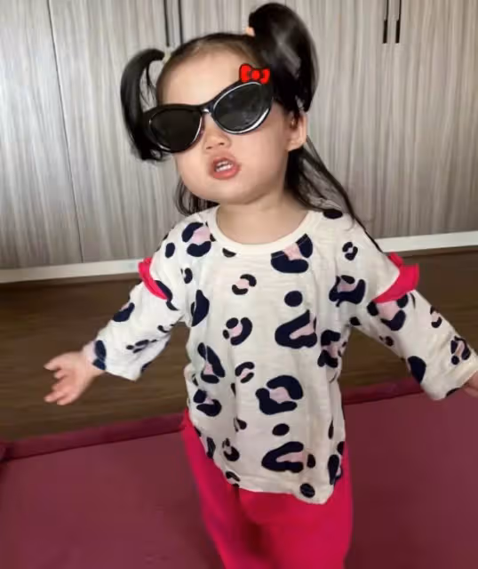 郭碧婷待產爸爸幫帶娃,小奶皇打扮樸素擼貓,側臉肉嘟嘟超可愛