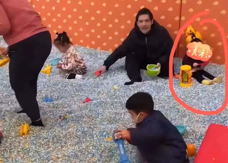 郭碧婷待產爸爸幫帶娃,小奶皇打扮樸素擼貓,側臉肉嘟嘟超可愛