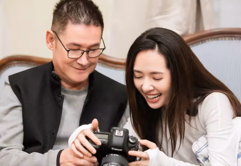 郭碧婷待產爸爸幫帶娃,小奶皇打扮樸素擼貓,側臉肉嘟嘟超可愛