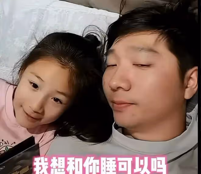 陳佩斯四個孫子齊曝光,晚上睡覺搶爸爸,四小娃長相宛如複製粘貼