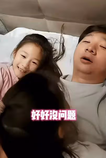 陳佩斯四個孫子齊曝光,晚上睡覺搶爸爸,四小娃長相宛如複製粘貼