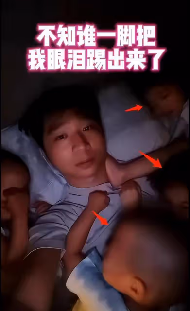 陳佩斯四個孫子齊曝光,晚上睡覺搶爸爸,四小娃長相宛如複製粘貼
