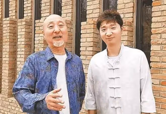 陳佩斯四個孫子齊曝光,晚上睡覺搶爸爸,四小娃長相宛如複製粘貼