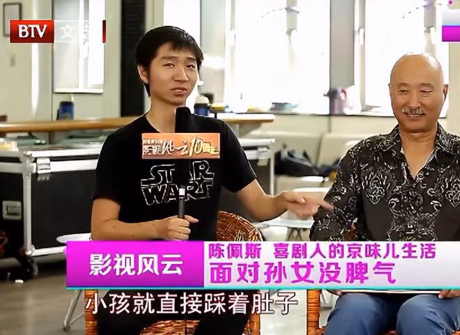 陳佩斯四個孫子齊曝光,晚上睡覺搶爸爸,四小娃長相宛如複製粘貼
