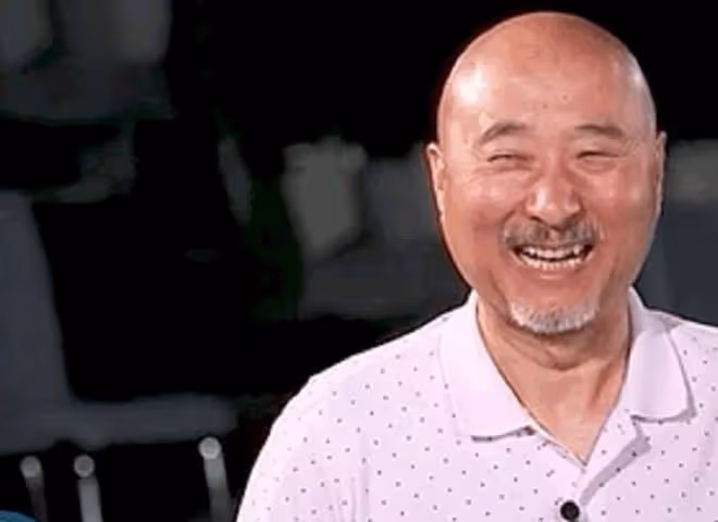 陳佩斯四個孫子齊曝光,晚上睡覺搶爸爸,四小娃長相宛如複製粘貼