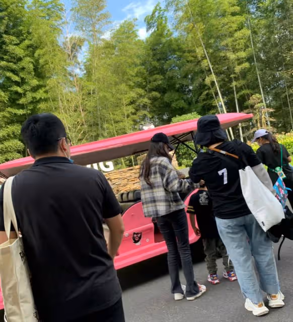 baby懶理前夫戀情風波,帶小海綿逛遊樂園,母子倆穿親子襪太有