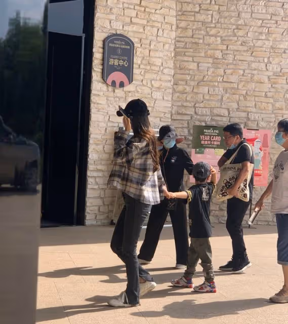 baby懶理前夫戀情風波,帶小海綿逛遊樂園,母子倆穿親子襪太有