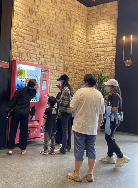 baby懶理前夫戀情風波,帶小海綿逛遊樂園,母子倆穿親子襪太有