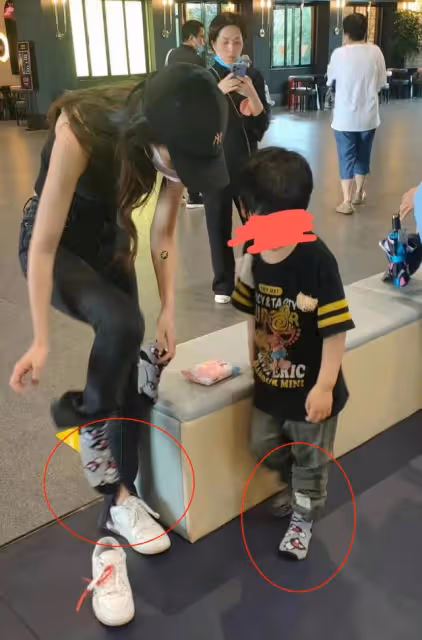 baby懶理前夫戀情風波,帶小海綿逛遊樂園,母子倆穿親子襪太有