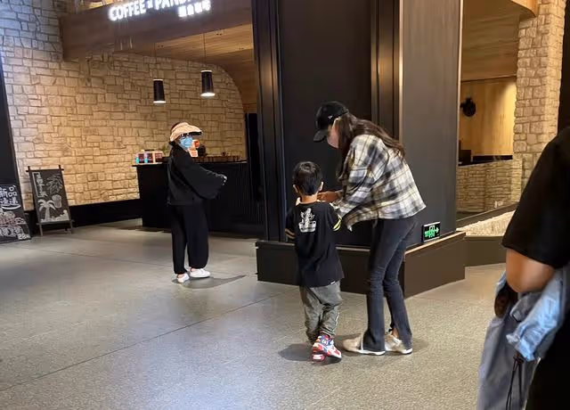 baby懶理前夫戀情風波,帶小海綿逛遊樂園,母子倆穿親子襪太有