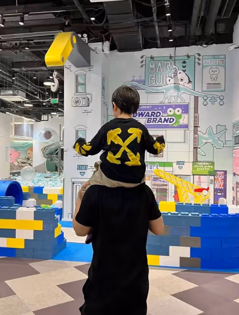 baby懶理前夫戀情風波,帶小海綿逛遊樂園,母子倆穿親子襪太有