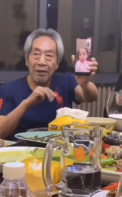 73歲王奎榮聚會秀女兒!7歲王芊霓大方可愛,遲志強喝暈趴桌不起