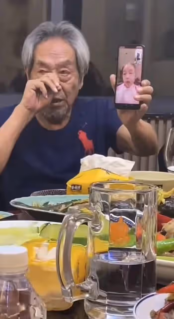 73歲王奎榮聚會秀女兒!7歲王芊霓大方可愛,遲志強喝暈趴桌不起