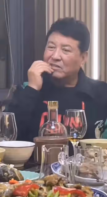 73歲王奎榮聚會秀女兒!7歲王芊霓大方可愛,遲志強喝暈趴桌不起