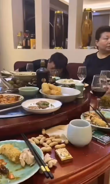 73歲王奎榮聚會秀女兒!7歲王芊霓大方可愛,遲志強喝暈趴桌不起