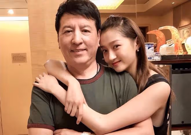 73歲王奎榮聚會秀女兒!7歲王芊霓大方可愛,遲志強喝暈趴桌不起