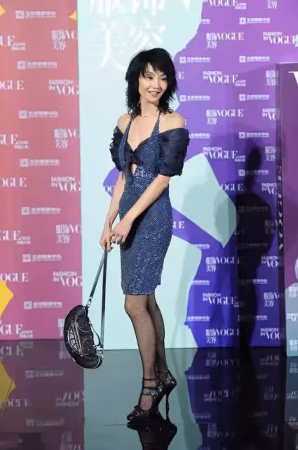53歲張曼玉天然美人臉崩了,網友:不打針的臉,終究還是扛不住了