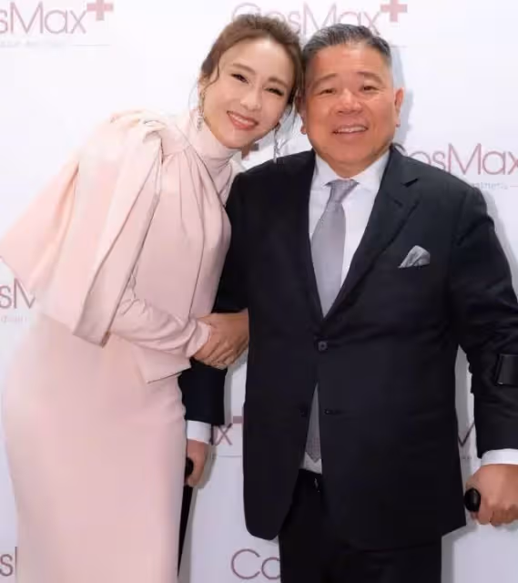 50歲黎姿風韻猶存,「11年擁有3女兒」與大16歲跛腳富商不離不棄,坐遊艇「身形瘦削皮膚白皙」:果真天生麗質