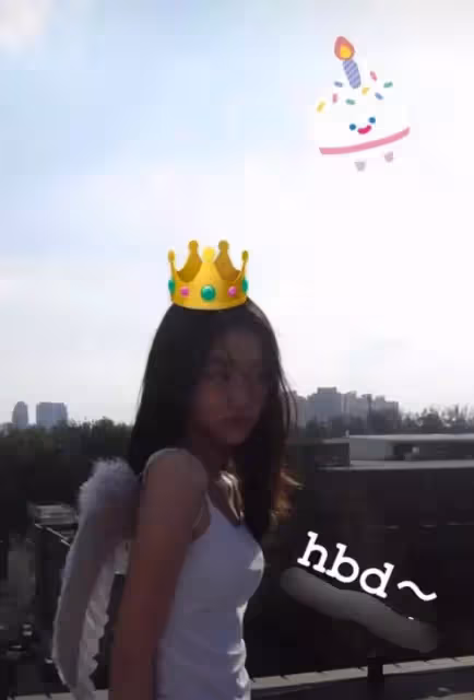 李嫣嘴巴恢復真好!獨自在國外慶生,穿禮服請一幫男生助陣顯排場