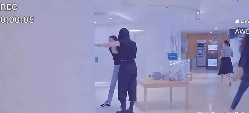 李嫣嘴巴恢復真好!獨自在國外慶生,穿禮服請一幫男生助陣顯排場