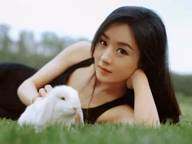 趙麗穎拍雜誌「被迫」卸妝,「眼睛小了一圈」秒變村花,網:真是苦了馮紹峰