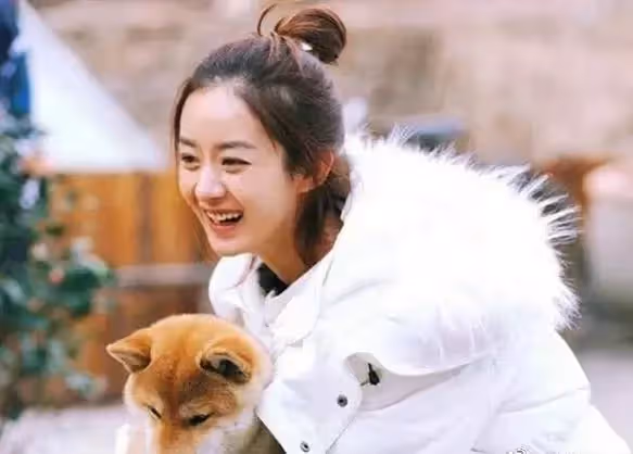趙麗穎拍雜誌「被迫」卸妝,「眼睛小了一圈」秒變村花,網:真是苦了馮紹峰