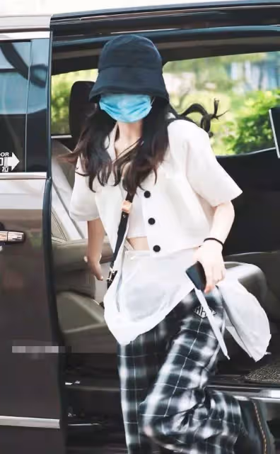 趙麗穎拍雜誌「被迫」卸妝,「眼睛小了一圈」秒變村花,網:真是苦了馮紹峰