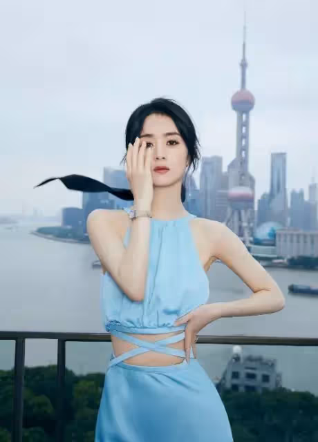 趙麗穎拍雜誌「被迫」卸妝,「眼睛小了一圈」秒變村花,網:真是苦了馮紹峰