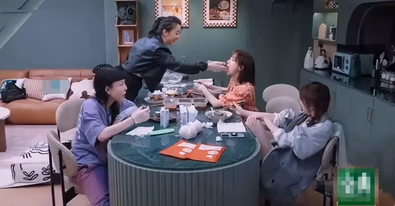 王心凌被黃小蕾喂兔頭!全程尖叫一臉抗拒,雙腿皮膚太白十分搶眼,多年王心凌根本沒變,網友:自己的青春回來了