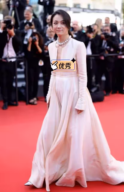 42歲湯唯戛納紅毯生圖曝光,體態豐腴皺紋明顯,被導演摟住排場大