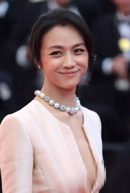 42歲湯唯戛納紅毯生圖曝光,體態豐腴皺紋明顯,被導演摟住排場大