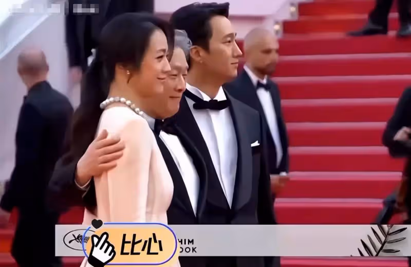 42歲湯唯戛納紅毯生圖曝光,體態豐腴皺紋明顯,被導演摟住排場大