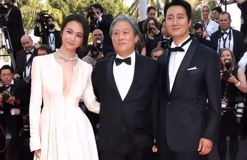42歲湯唯戛納紅毯生圖曝光,體態豐腴皺紋明顯,被導演摟住排場大