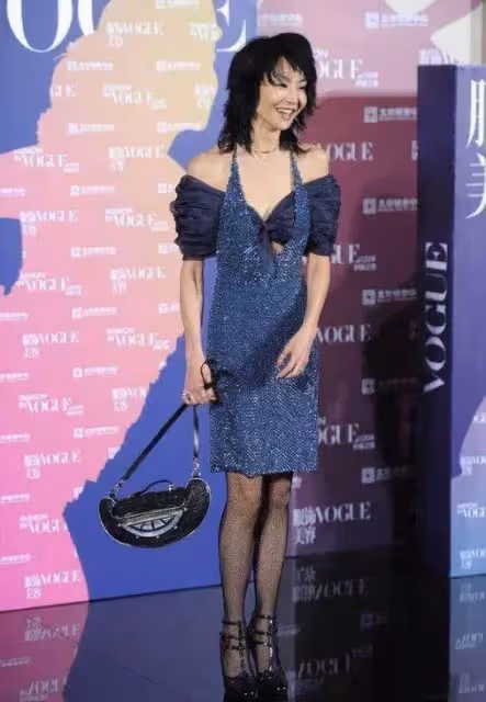 57歲張曼玉的天然臉崩了!面部「凹陷」素顏模樣好真實,氣質依舊迷人,網友:不打針的臉,太有韻味
