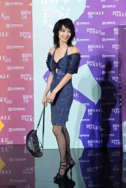 57歲張曼玉的天然臉崩了!面部「凹陷」素顏模樣好真實,氣質依舊迷人,網友:不打針的臉,太有韻味