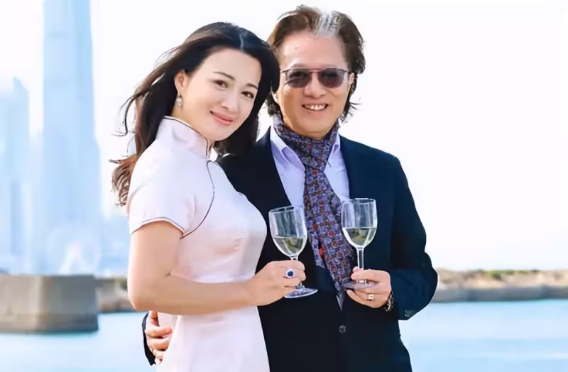 陳少霞參加闊太聚會照片曝光!一襲優雅花裙濃密長髪打扮大方得體,手中翡翠鉆戒搶鏡,二婚嫁富豪高齡產女生活幸福
