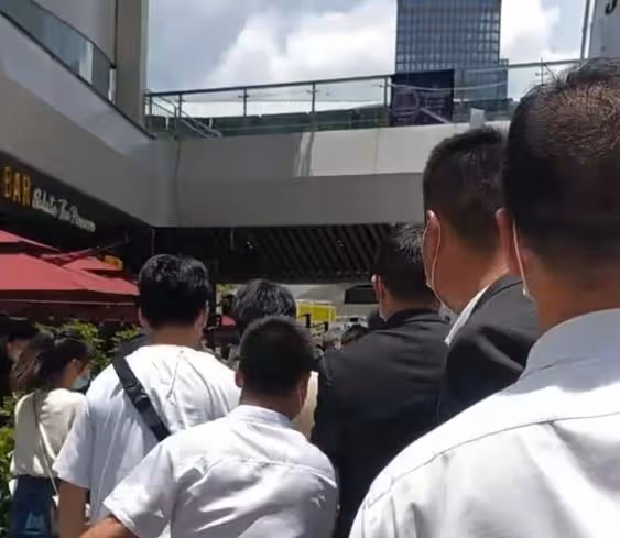 郭麒麟出席活動排場大!身邊站兩排人保護,保鏢粗魯推擠圍觀人群