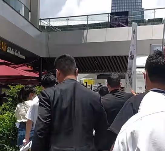 郭麒麟出席活動排場大!身邊站兩排人保護,保鏢粗魯推擠圍觀人群