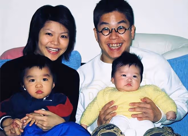 恭喜!林曉峰小兒子高中畢業,17歲像極了老爸,繼承父母音樂天賦