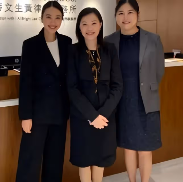 港姐朱千雪轉行當律師,穿職業裝現身法院顯知性,身旁站滿西裝男