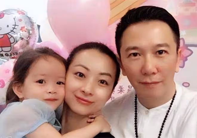 郭晉安曬珍藏舊照一臉青澀，羅嘉良氣場大溫兆倫俊朗，李婉華美艷