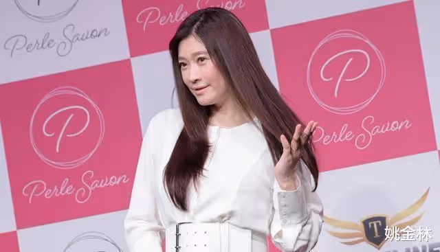 離婚之後放飛自己！48歲筱原涼子戲裡是金魚妻，戲外上演姐弟戀
