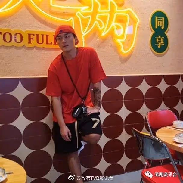 楊明內地隔離減磅成功!鄧佩儀美國開唱網民擔心離巢