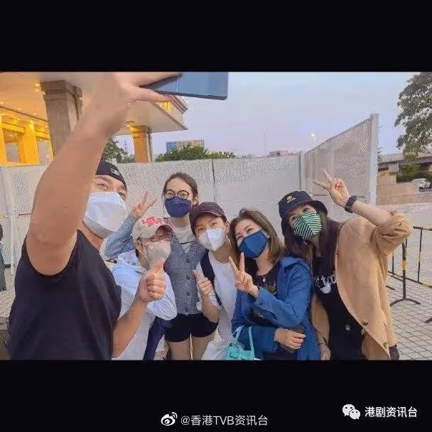 楊明內地隔離減磅成功!鄧佩儀美國開唱網民擔心離巢