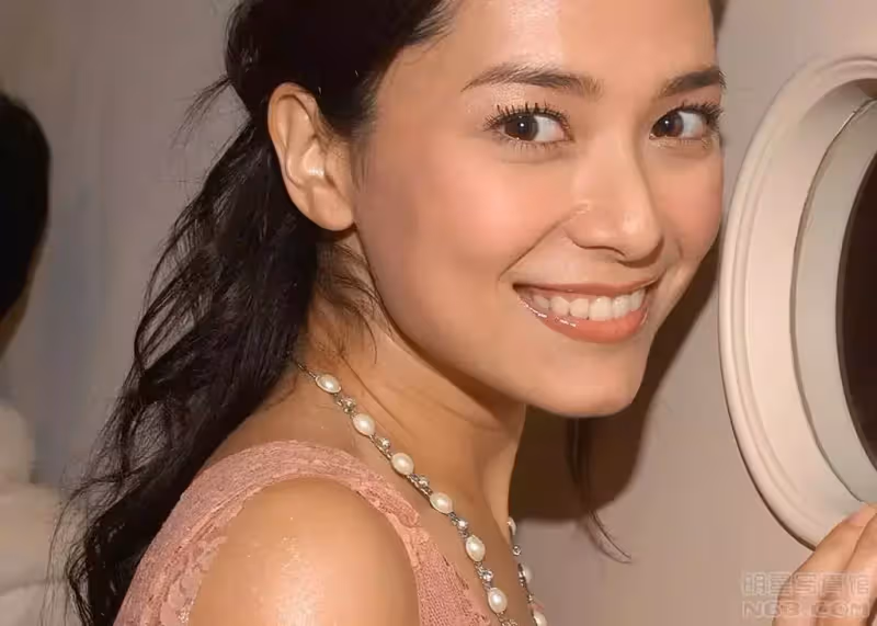 「混血港姐」郭羨妮舍棄豪門下嫁窮小子，自掏腰包給農村公婆買房，被酸「太傻」，多年婚姻說明一切：不後悔當初的選擇